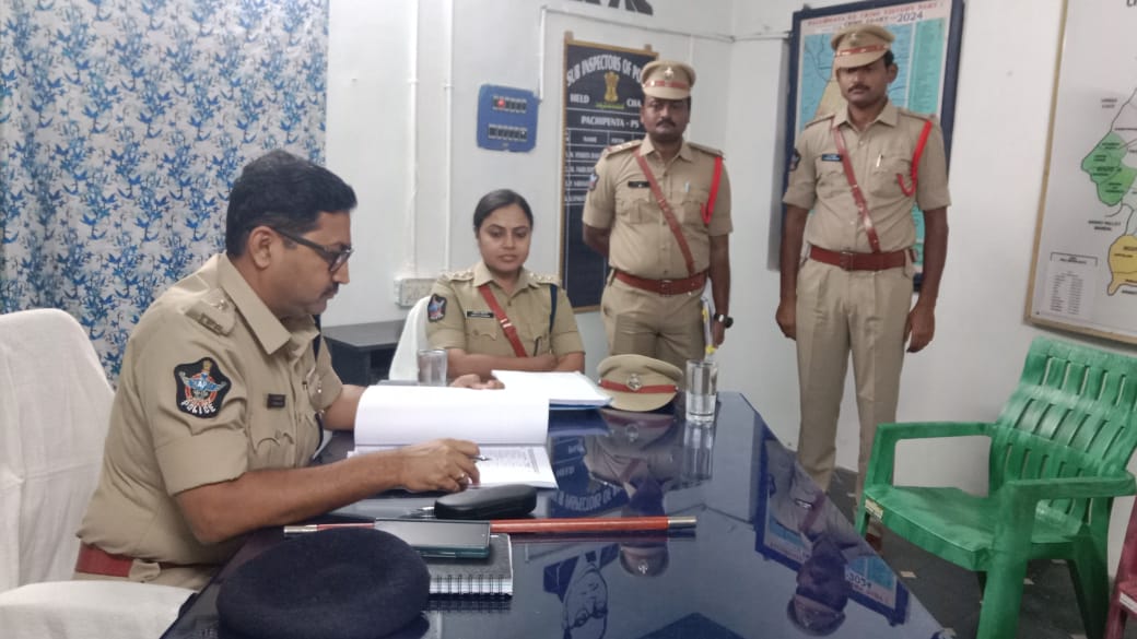 ఆంధ్రా-ఒడిస్సా సరిహద్దు చెక్పోస్టులు పరిశీలన పోలీస్ స్టేషన్ లో రికార్డ్లు తనిఖీ విలేకర్లుతో జిల్లా ఎస్పీ మాధవరెడ్డి