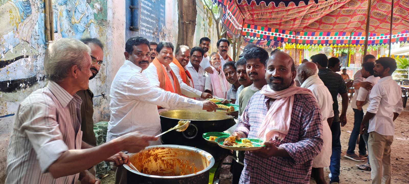 శ్రీ ప్రసన్నాంజనేయ స్వామి ఆలయం వద్ద భారీ అన్నదానం.
