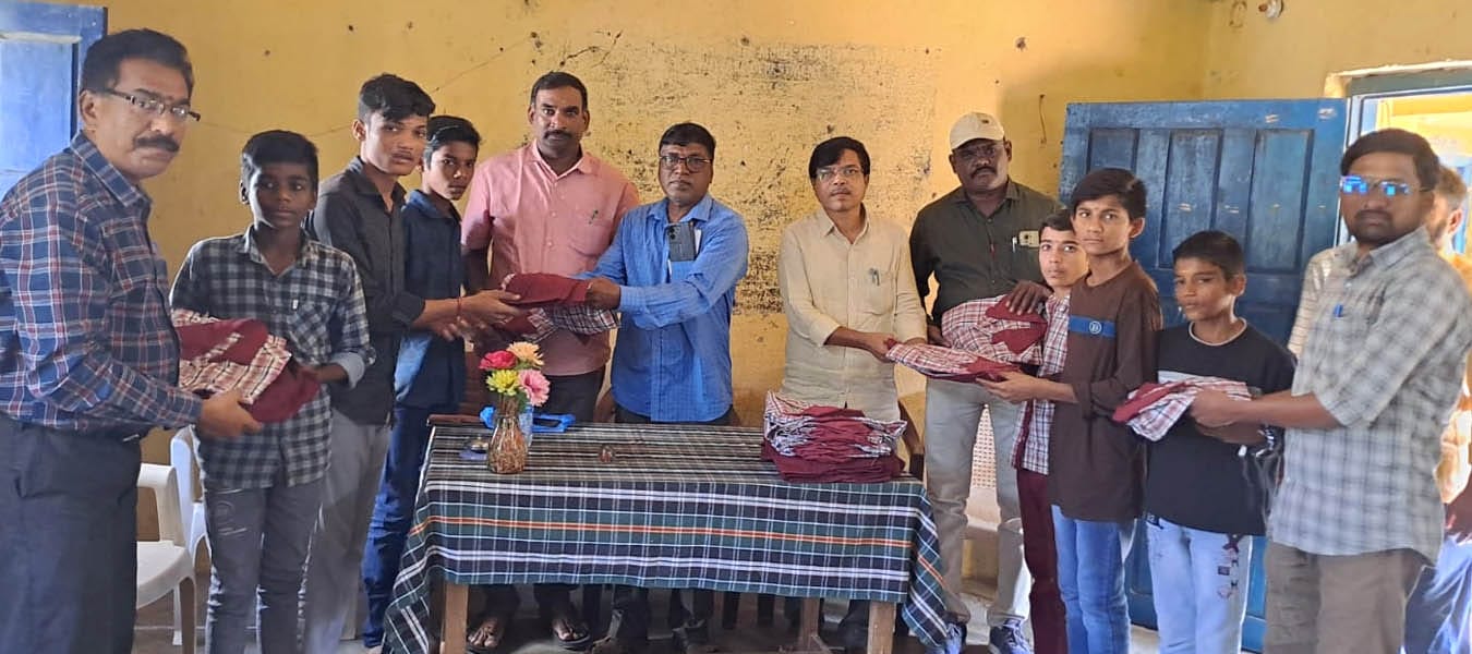 విద్యార్థులకు ఏకరూప దుస్తువుల పంపిణీ ఎంఈఓ తిరుపతిరెడ్డి