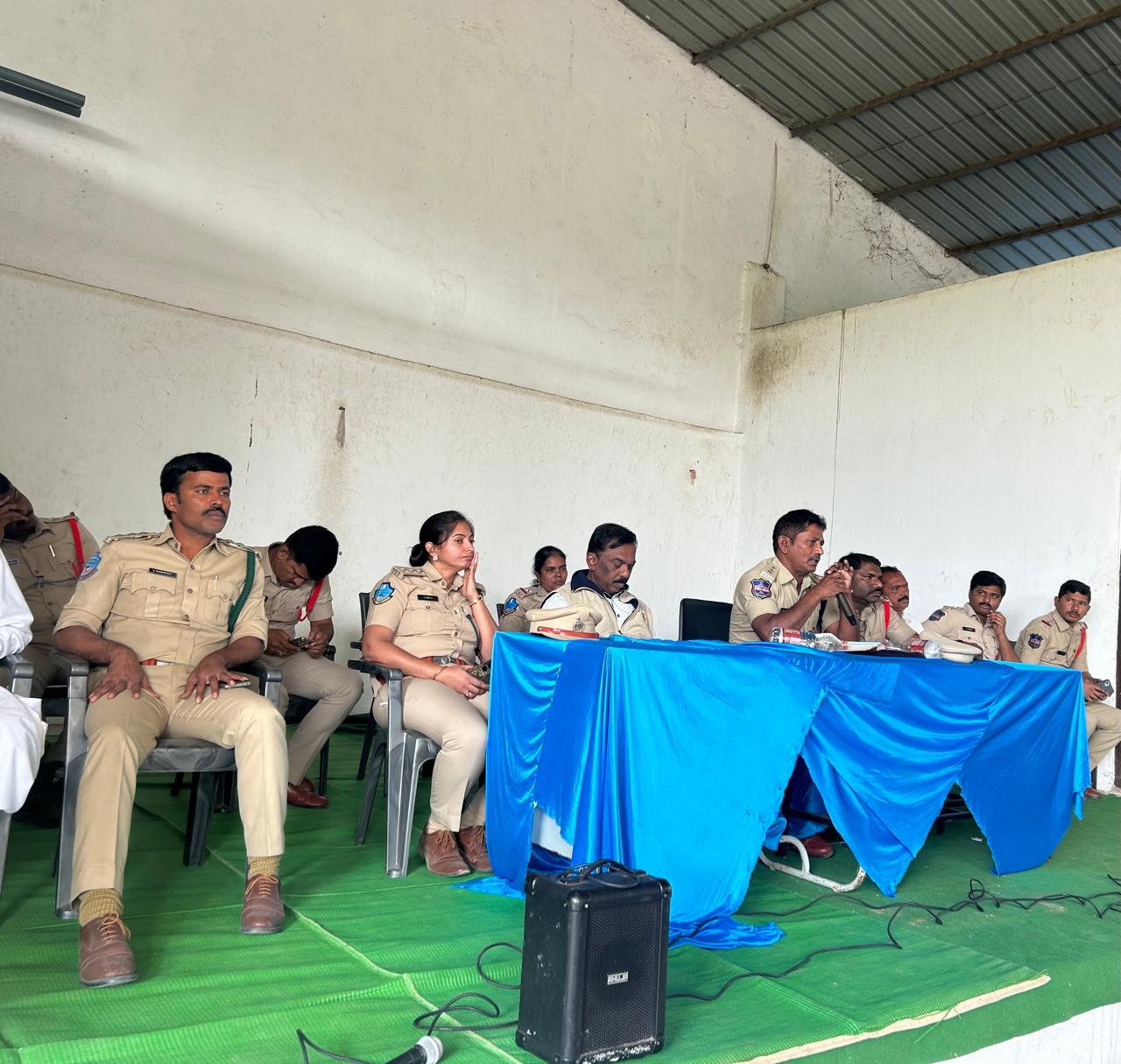 కమ్యూనిటీ పోలీసింగ్ ప్రోగ్రాం నిర్వహించిన పోలీసులు