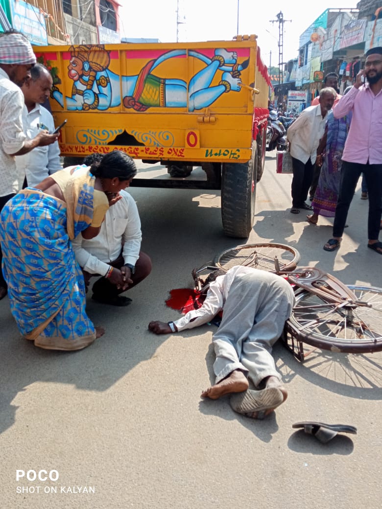 ట్రాక్టర్ ఢీకొని…. ఓ వ్యక్తి మృతి…