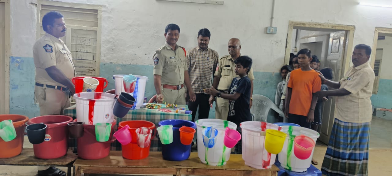 ప్రతి విద్యార్థి క్రమశిక్షణతో చదువుకుంటే వారి జీవితం ఓ కొత్త బంగారులోకం ఎస్ఆర్ పురం ఎస్సై సుమన్