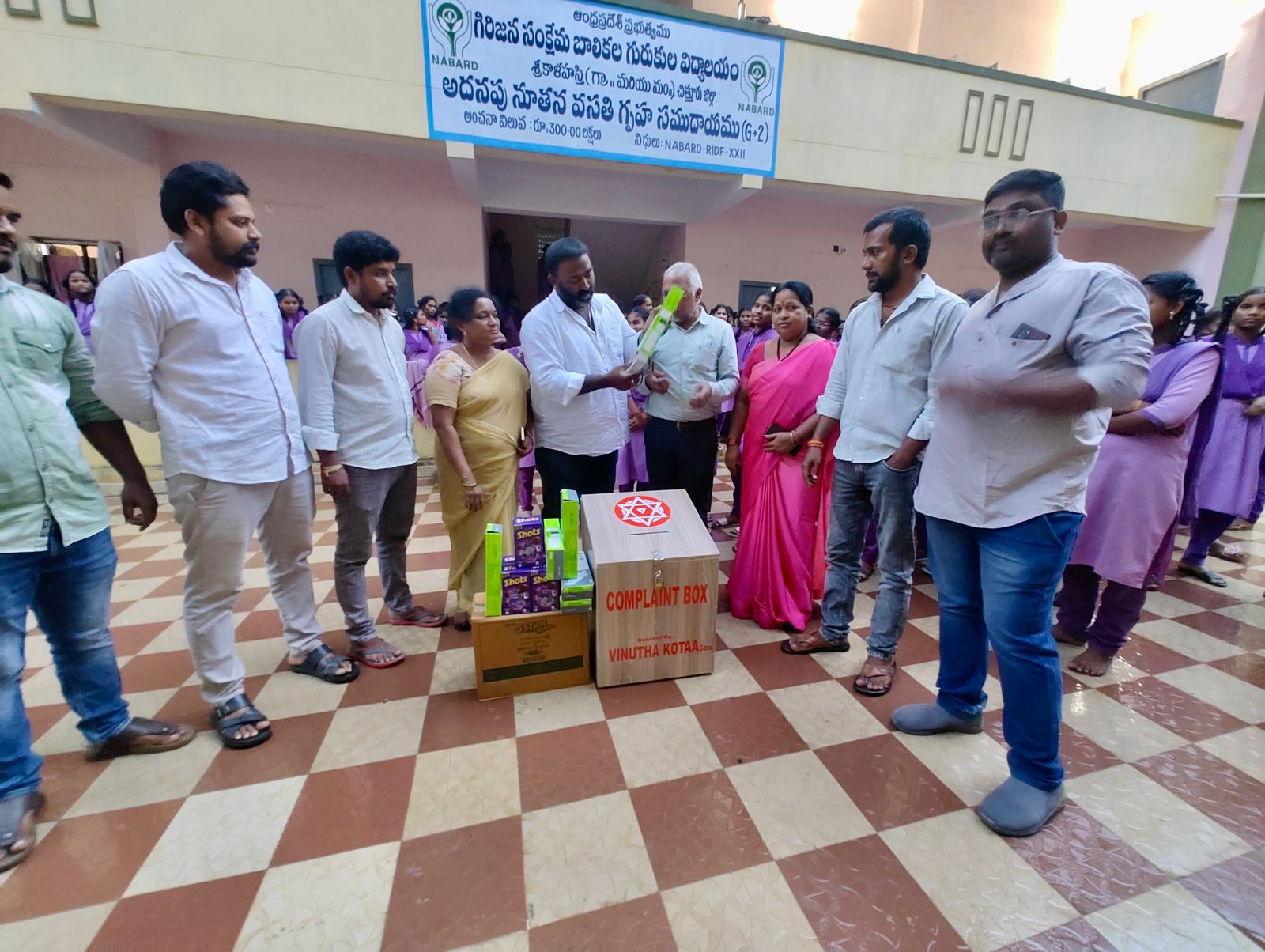 గిరిజన బాలికల హాస్టల్ కు స్ట్రీట్ లైట్లు వితరణ చేసిన వినుత కోటా*
