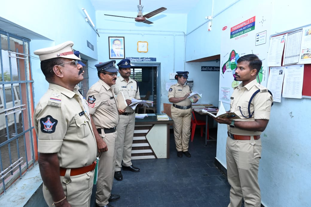 తవణంపల్లి పోలీస్ స్టేషన్ ను ఆకస్మిక తనిఖీ చేసిన చిత్తూరు జిల్లా ఎస్పీ వి.ఎన్. మణికంఠ చందోలు, ఐపీఎస్*
