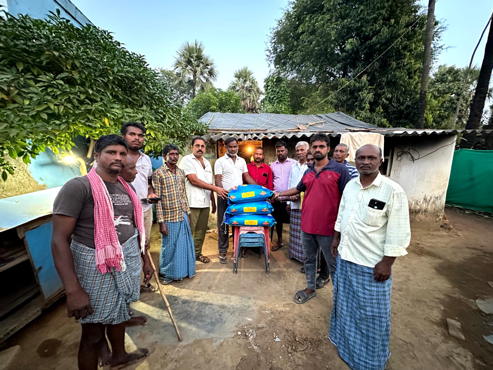 బాధిత కుటుంబానికి బియ్యం వితరణ