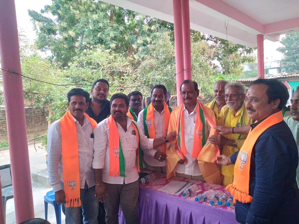 బూత్ ఎన్నికల కమిటీ సభ్యులు ప్రత్తిపాడులో సమావేశం*