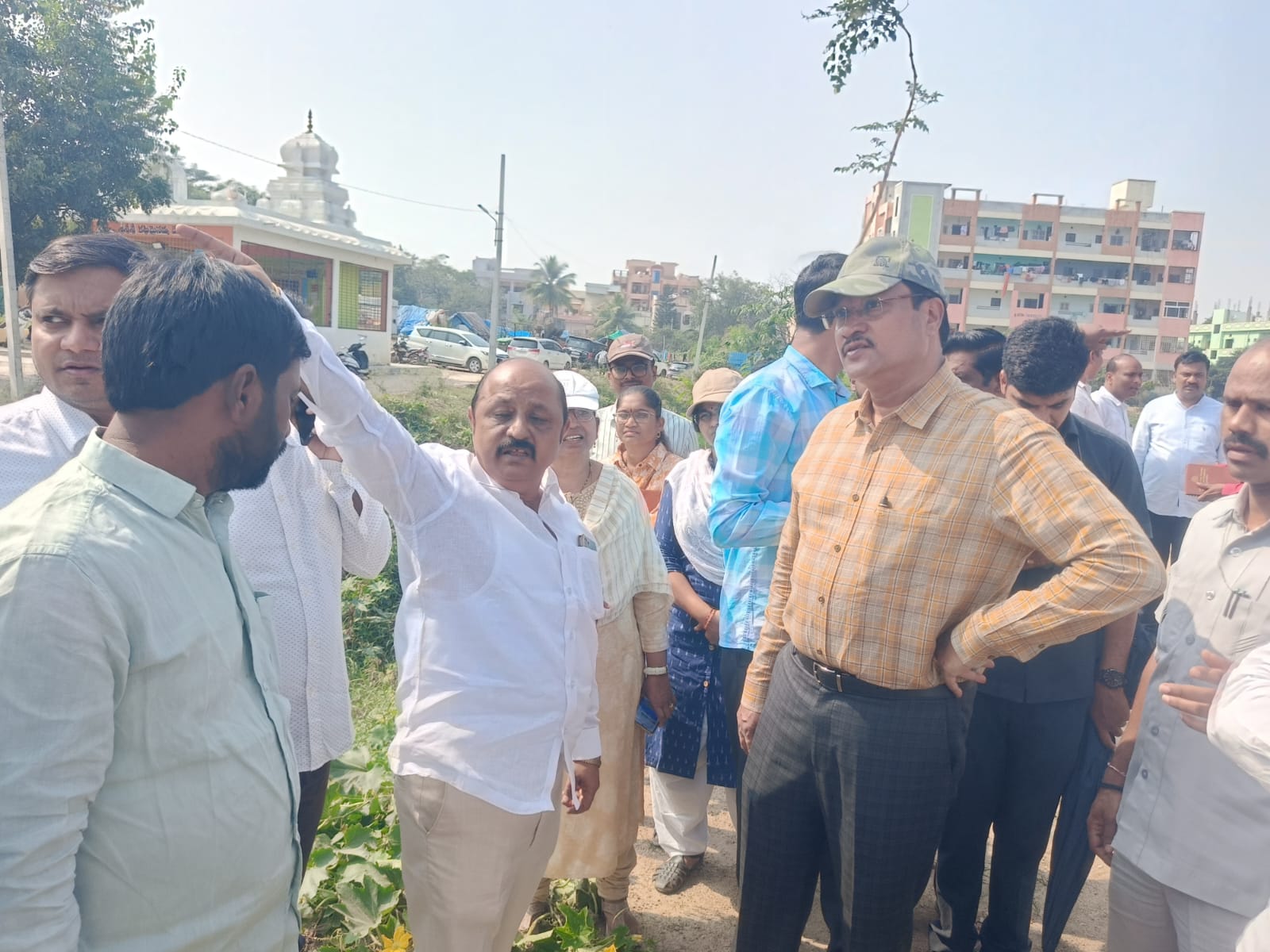 చందానగర్‌ పరిధిలోని భక్షికుంట, రేగులకుంట చెరువులను పరిశీలించిన హైడ్రా కమీషనర్ రంగనాథ్