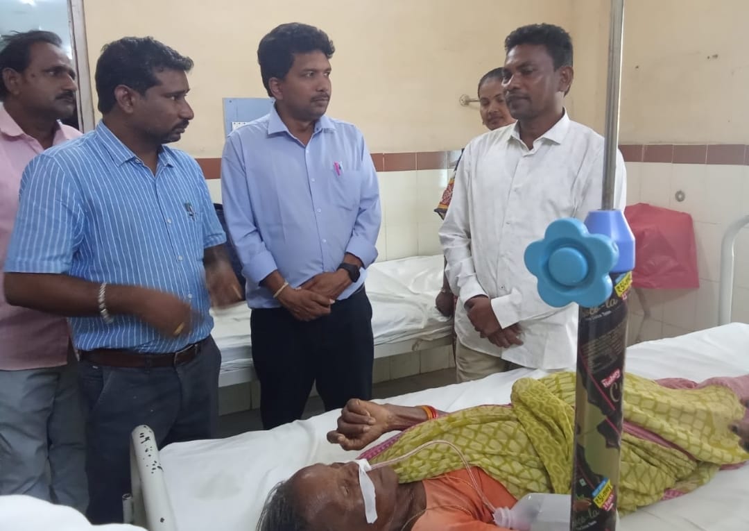 గడ్డిమందు త్రాగిన బాధితురాలిని పరామర్శించినమాజీ శాసనసభ్యులు రేగా కాంతారావు