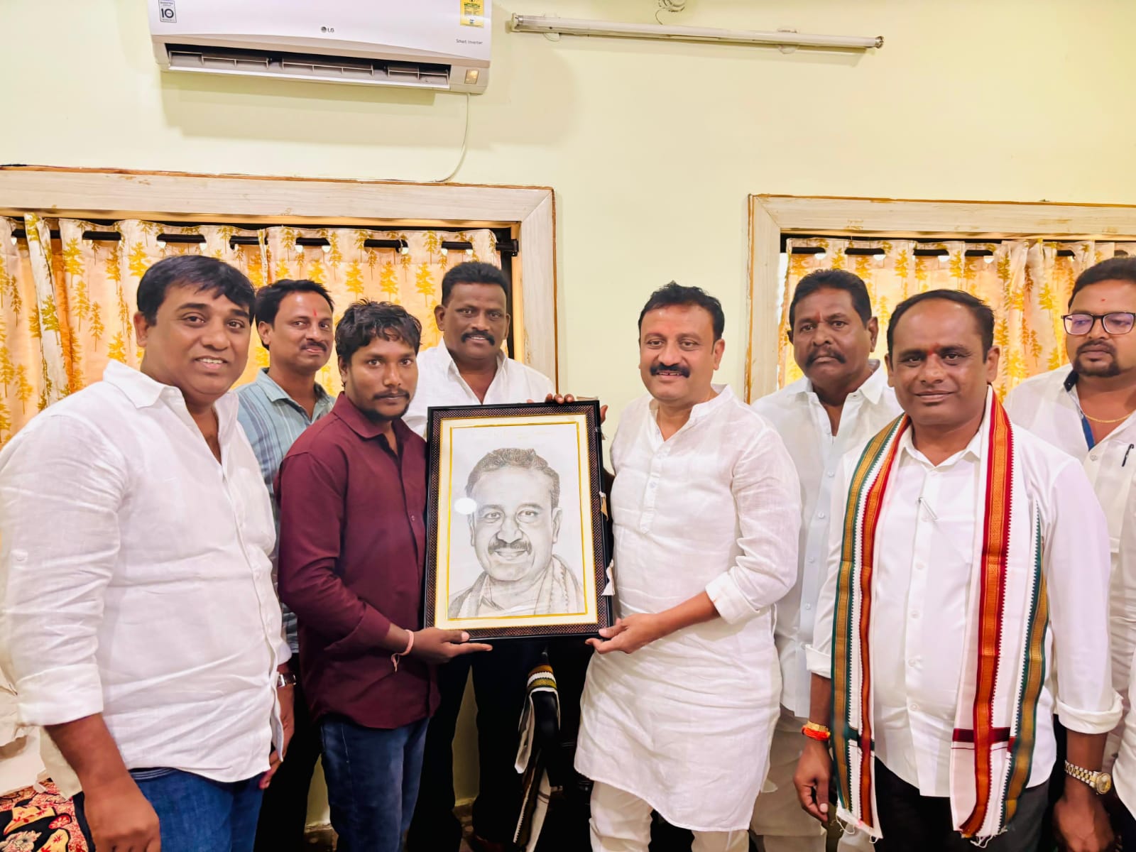 ఎమ్మెల్యే ముఖ చిత్రాన్ని గీసినా యువకుడు