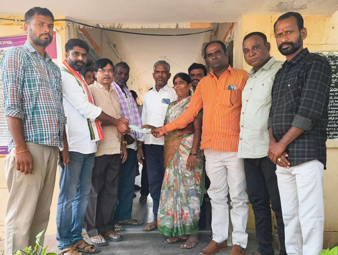 కళ్యాణ లక్ష్మి చెక్కు పంపిణీ..తహసీల్దార్ బిక్షపతి