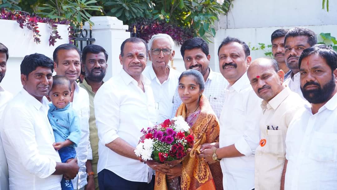 ఎమ్మెల్యే తోట ను అభినందించిన మంత్రి కోమటిరెడ్డి వెంకట్ రెడ్డి