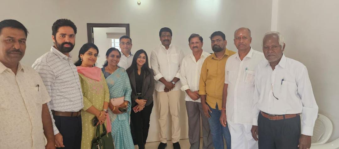 కార్పొరేటర్ ఉప్పలపాటిని శ్రీకాంత్ కలిసిన.ఏస్ఎంఆర్ హై ల్యాండ్ అపార్ట్మెంట్స్ వెల్ఫేర్ అసోసియేషన్ నూతన కమిటీ సభ్యులు
