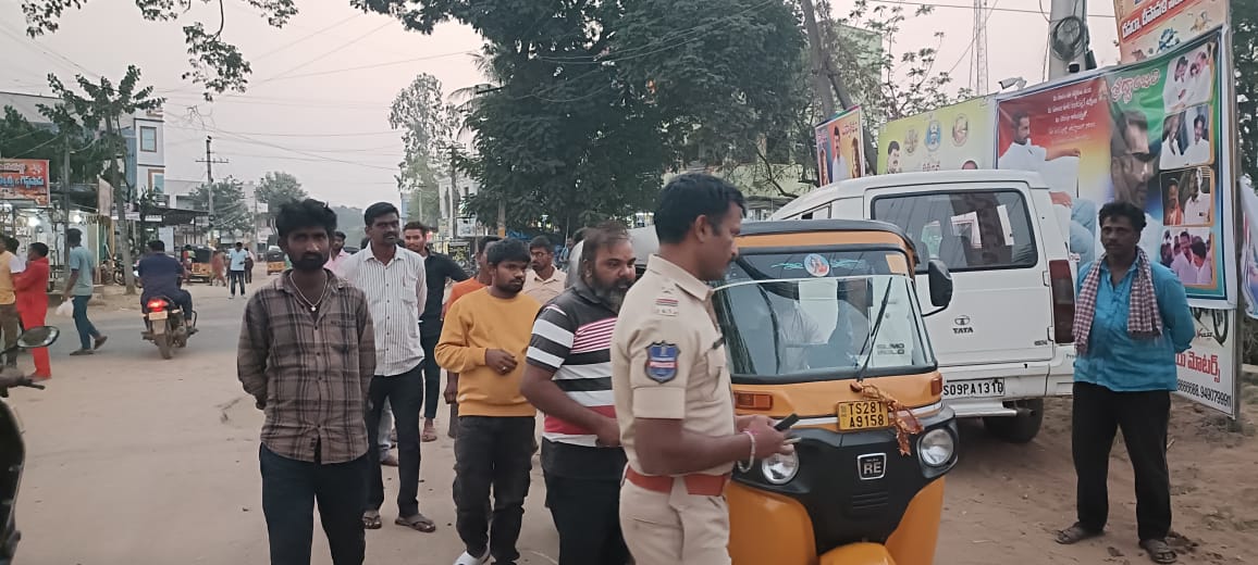 వాహనదారులు సరైన దృవపత్రాలను కలిగి ఉండాలి– ఎస్సై రాజ్ కుమార్