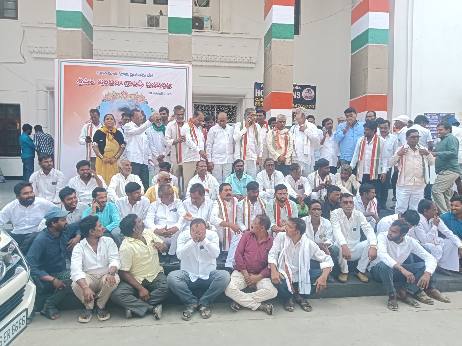 జుక్కల్ ఎమ్మెల్యే తోటా లక్ష్మి కాంతారావు పై ఫిర్యాదు చేసిన కాంగ్రెస్ పార్టీ సీనియర్ నాయకులు గాంధీ భవన్ వద్ద జుక్కల్ సీనియర్ కాంగ్రెస్ నాయకుల నిరసన
