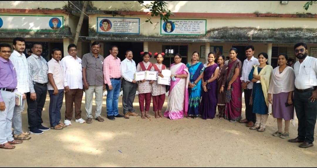 జిల్లా స్థాయి వైజ్ఞానిక ప్రదర్శనలో ప్రతిభ చాటిన ఆశ్రమ పాఠశాల విద్యార్థినులు