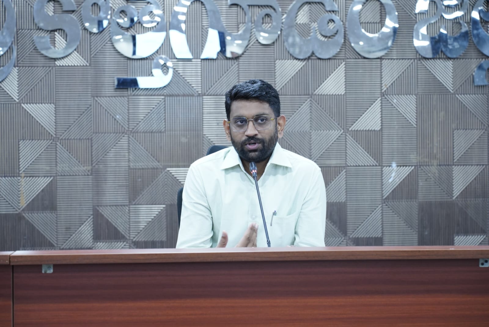 సర్వే వివరాలు పకడ్బందీగా ఆన్లైన్ చేయాలి జిల్లా కలెక్టర్ జితేష్ వి.పాటిల్