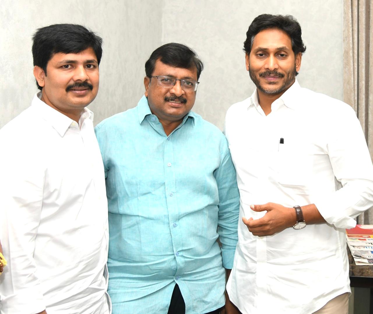 మాజీ సీఎం జగన్ కలిసిన రాజేష్, ఎంపీ గురుమూర్తి