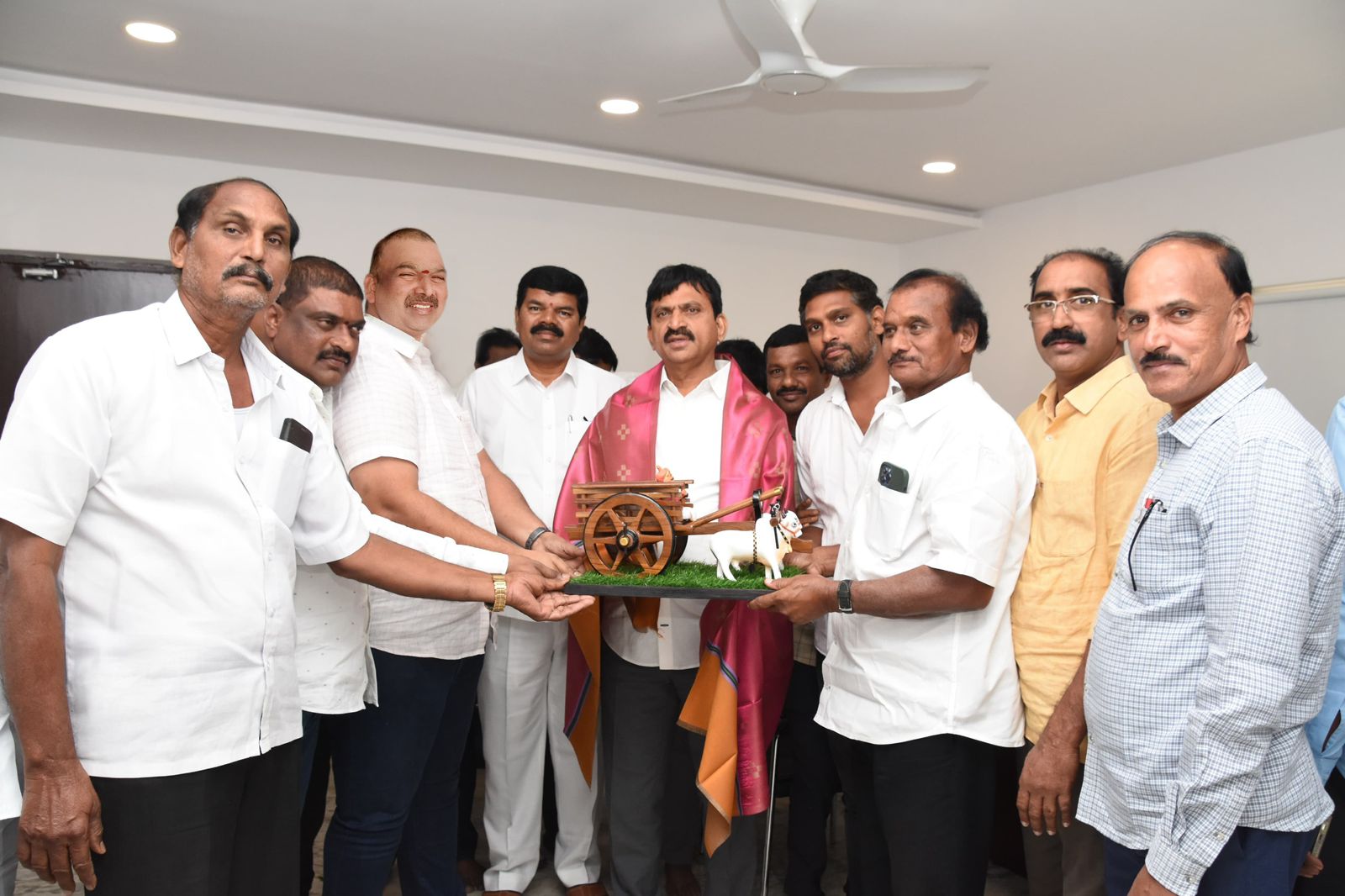 మంత్రి పొంగులేటి ని మర్యాదపూర్వకంగా కలిసిన రెడ్డి సమాఖ్య నాయకులు