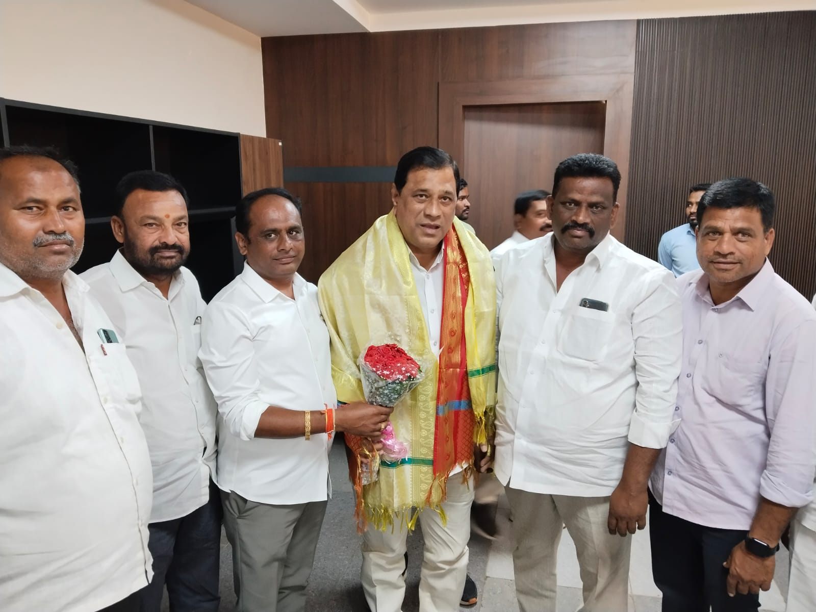 ఎంపీ సురేష్ షట్కర్ ను ఘనంగా సన్మానం