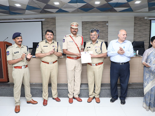 రాష్ట్ర డీజీపీ చేతుల మీదుగా రివార్డులను అందుకున్న జిల్లా అధికారులు