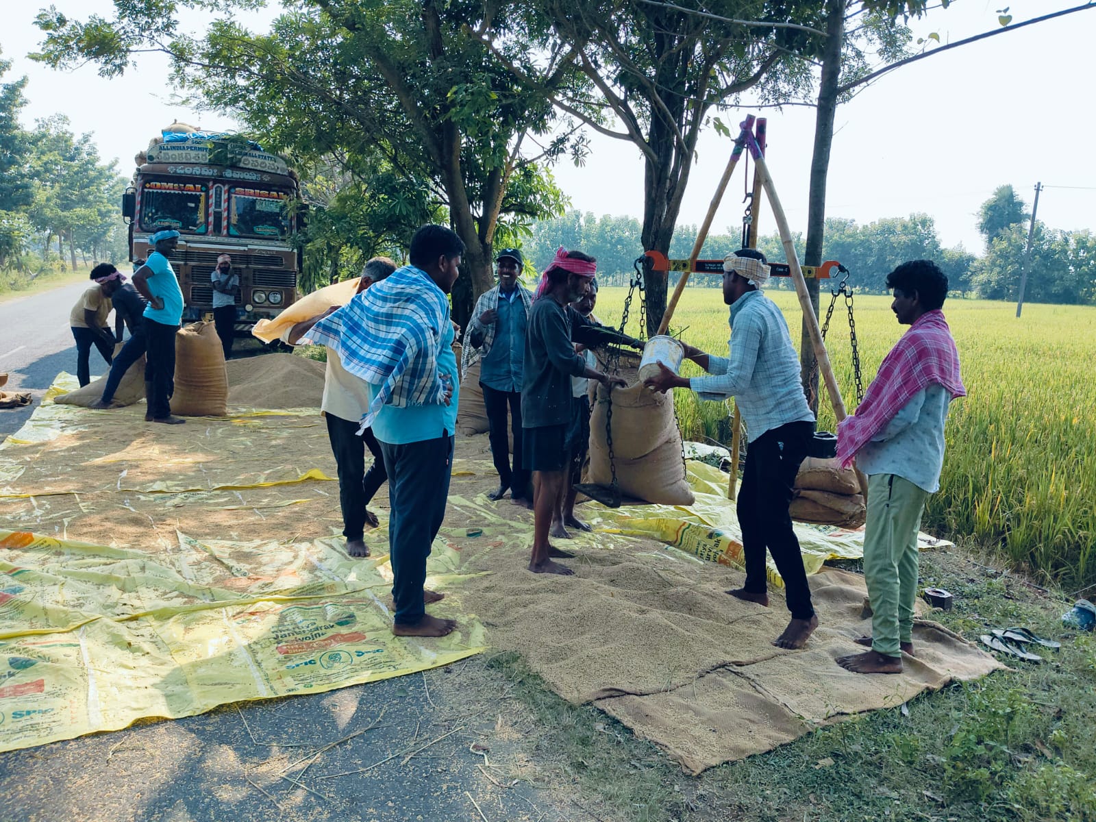 రైతుల కష్టం దళారుల పాలు పంట రైతులది – బోనస్వ్యా పారులది వ్యవసాయాధికారి అందుబాటులో ఉండట్లేదంటున్న రైతన్నలు