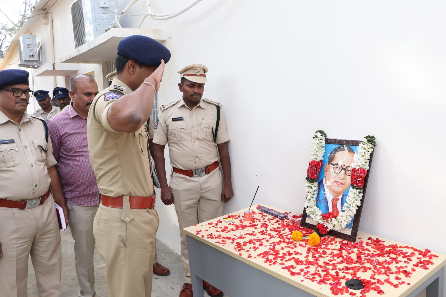 జిల్లా పోలీస్ హెడ్ క్వార్టర్స్ నందు ఘనంగా రాజ్యాంగ దినోత్సవ వేడుకలు రాజ్యాంగ నిర్మాత డాక్టర్ బి.ఆర్.అంబేద్కర్ చిత్రపటానికి నివాళులర్పించిన జిల్లా ఎస్పీ రోహిత్ రాజు ఐపిఎస్