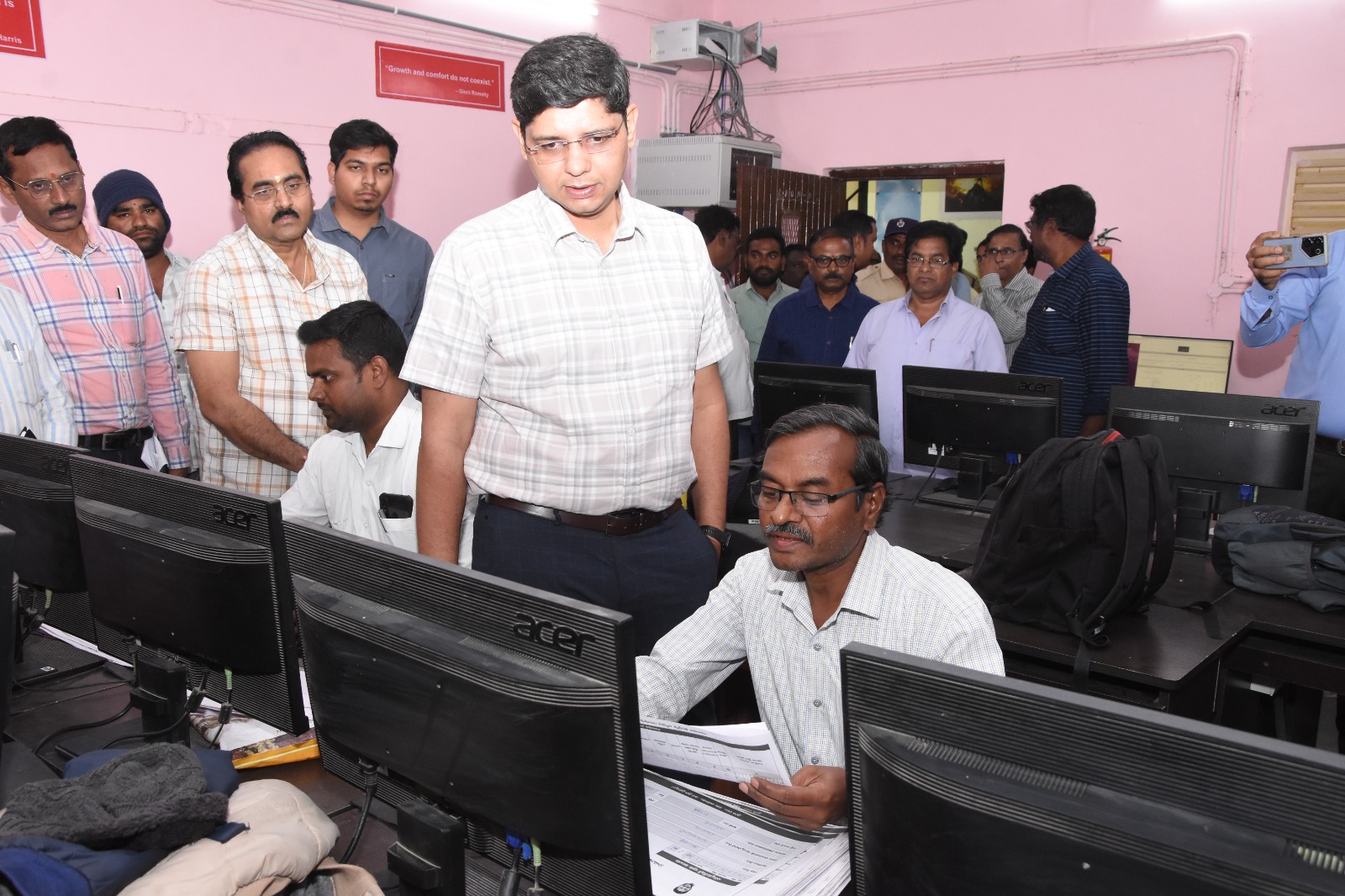 సమగ్ర సర్వే డేటా ఎంట్రీని పరిశీలించిన కలెక్టర్ ఆశిష్ సాంగ్వాన్