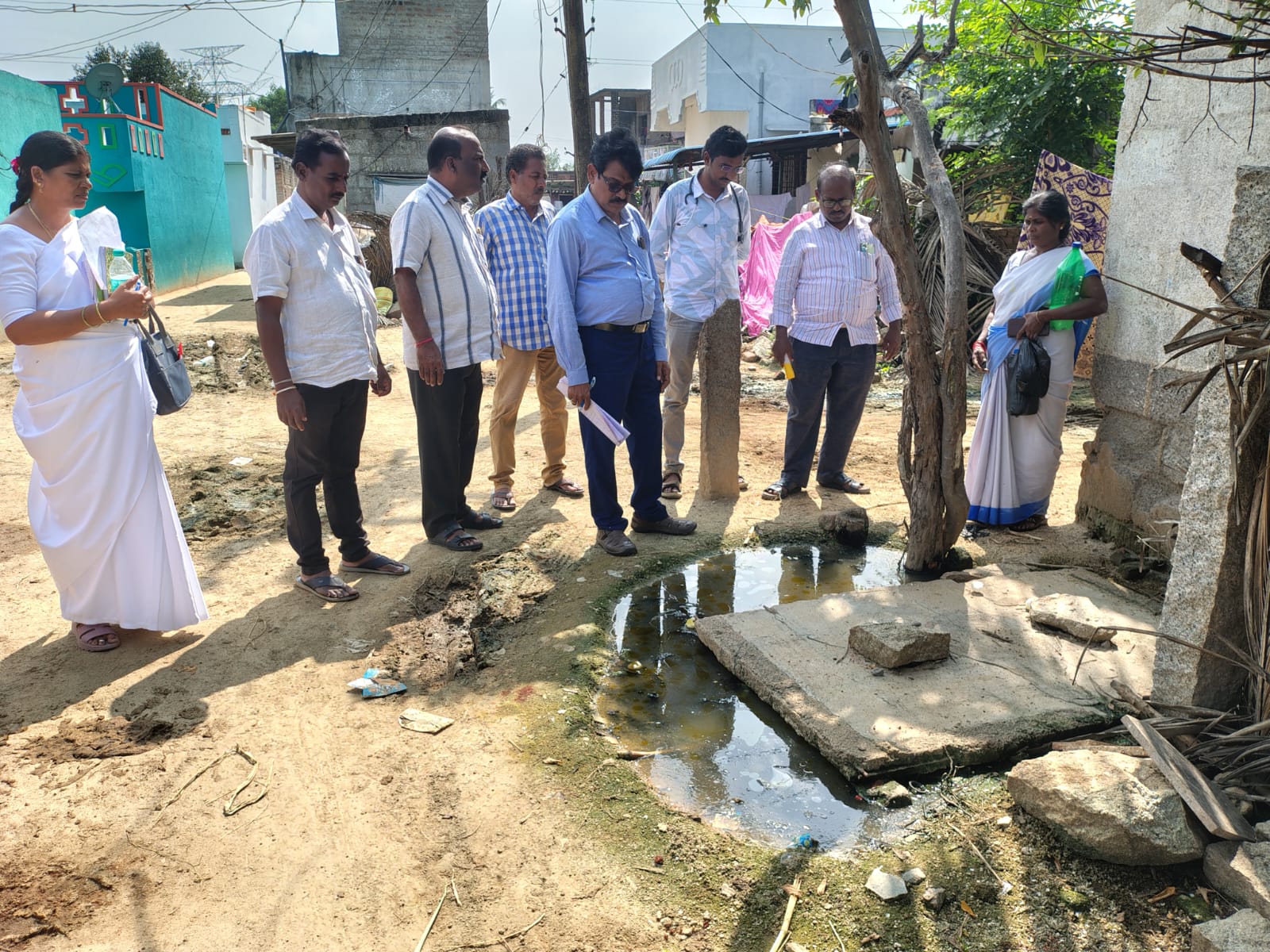 టి పుత్తూరు సచివాలయ పరిధిలోని పొన్నెడుపల్లి గ్రామాన్ని ఆకస్మిక తనిఖీలు నిర్వహించిన జిల్లా మలేరియా మరియు అదనపు మలేరియా అధికారులు