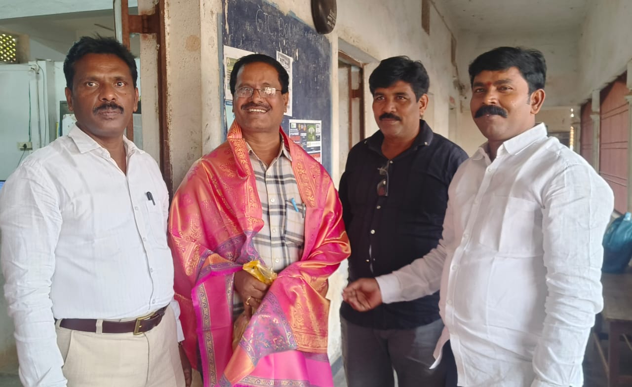 రాష్ట్ర ఉత్తమ ఉపాధ్యాయ అవార్డు గ్రహీతకు కాంట్రాక్టు లెక్చరర్స్ నాయకులు సత్కారం