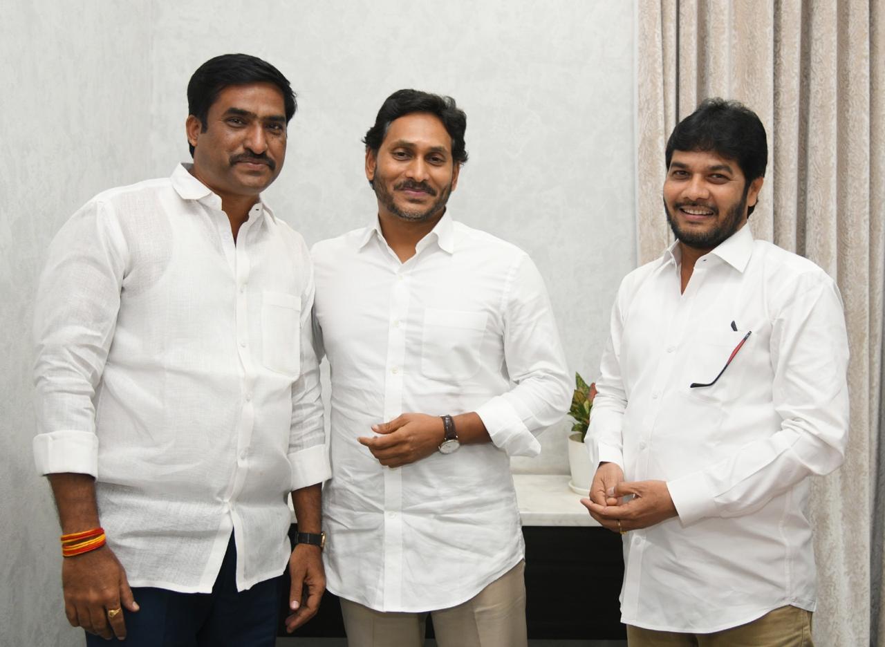 మాజీ సీఎం జగన్మోహన్రెడ్డిని కలిసిన కౌన్సిలర్ బదిరెడ్డి గోవింద్