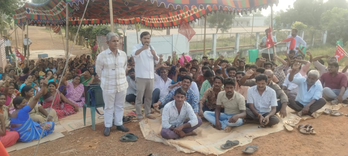 జీడిపిక్కల ఫ్యాక్టరీని తెరిపించాలి. సిఐటియు ధర్నా