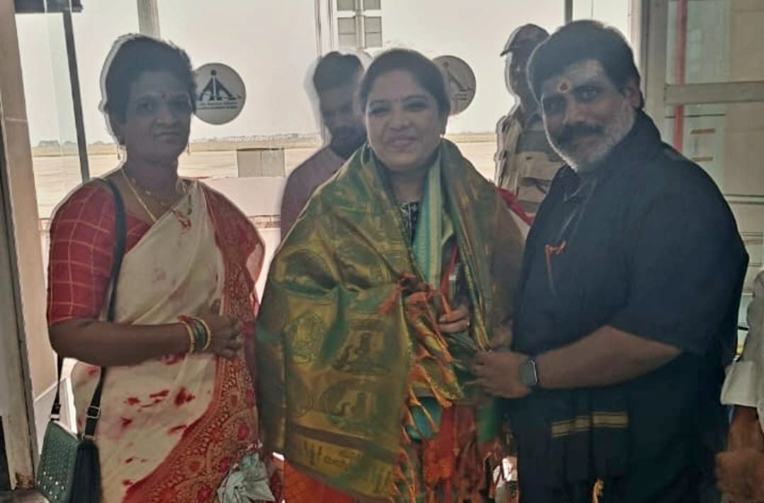 శిశు సంక్షేమ శాఖ మంత్రి గుమ్మడి సంధ్యారాణి కి స్వాగతం పలికిన ఎస్టీ సెల్ అధ్యక్షుడు సుబ్బయ్య