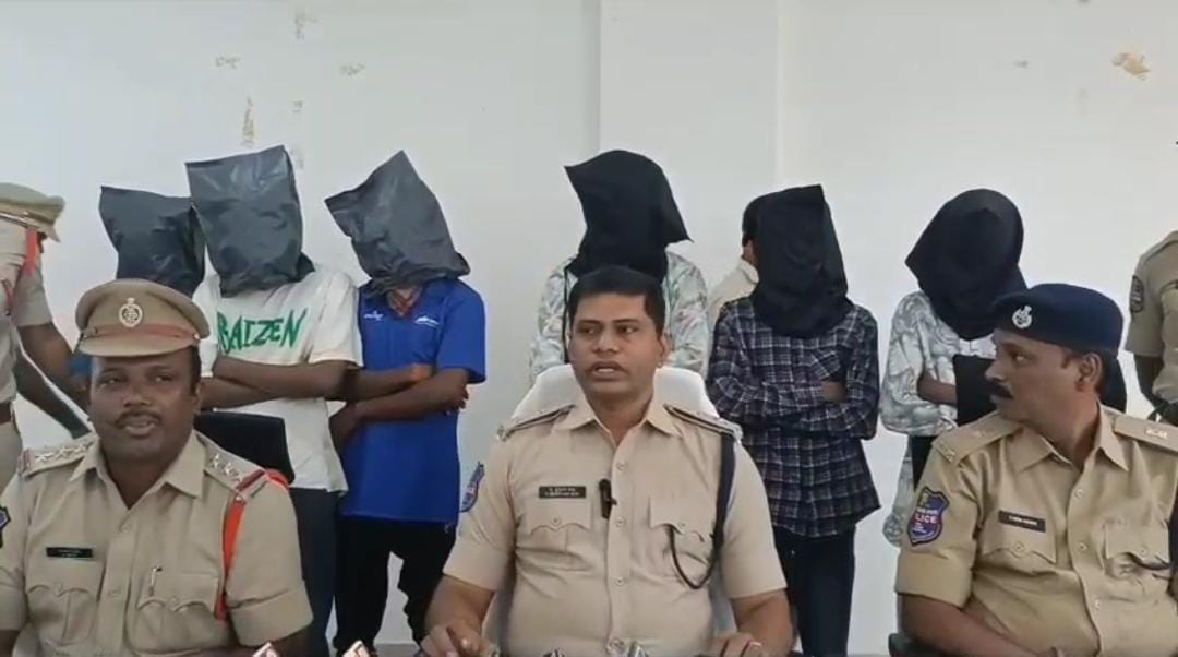 బైకుల దొంగతనం కేసును చేదించిన గద్వాల్ పోలీసులు, ఆరుగురు నిందితుల అరెస్టు