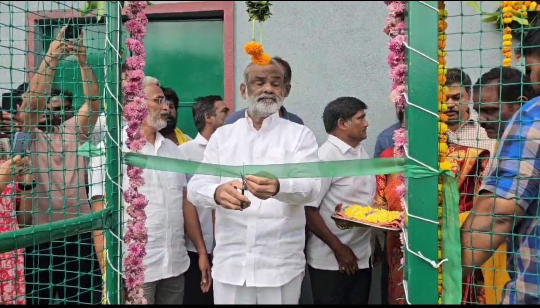 చిత్తూరు నగరంలోని ముత్తి రేవుల వద్ద(CRIC CORNER)క్రీడా  మైదానాన్ని ప్రారంభించిన మాజీ ఎమ్మెల్యే సీకే బాబు