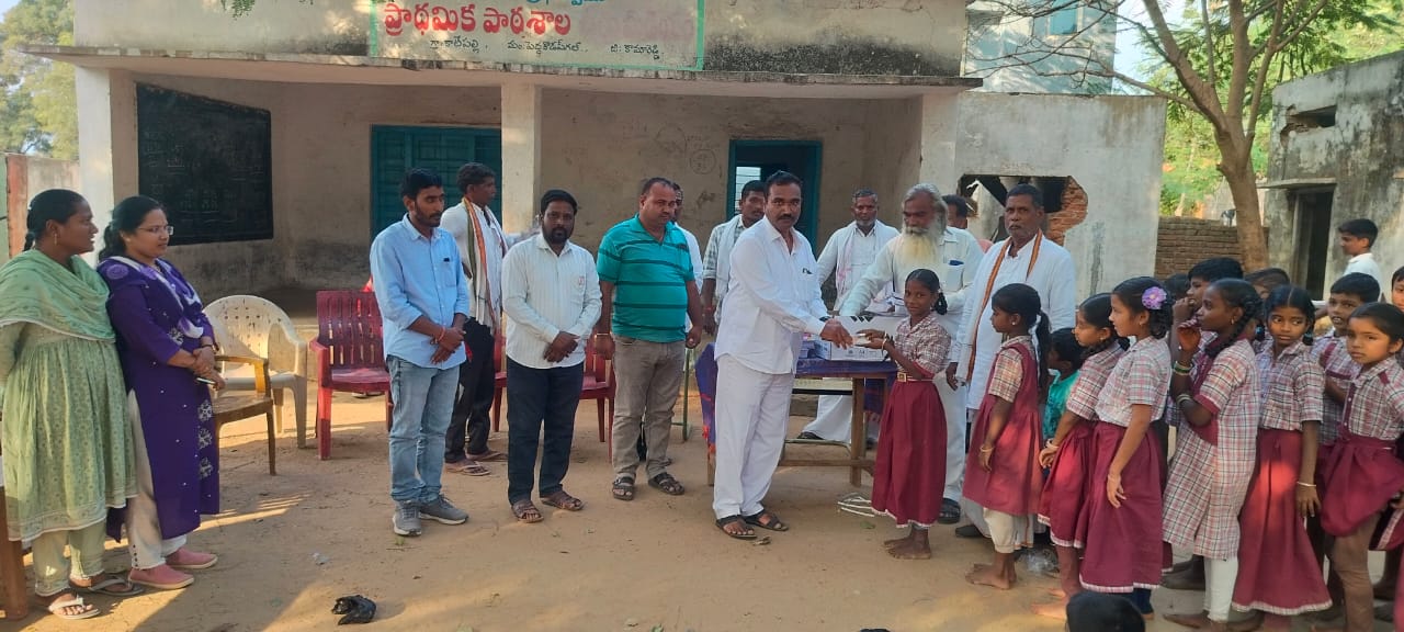 విద్యార్థులకు నోటు పుస్తకాలు,పెన్నులు పంపిణీ