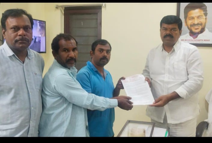 సింగరేణి కాంట్రాక్ట్ కార్మికుల వేతనాల పెంపుదలకై కృషి చేయాలని ఎమ్మెల్యే కు టియుసిఐ వినతి