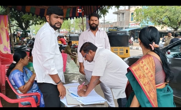 అంబేద్కర్ సాక్షిగా గ్రామ పంచాయతీలకే ప్రజానీకం మొగ్గు సంతకాల సేకరణ విజయవంతం మున్సిపాలిటీని పంచాయతీగా మార్చాల్సిందే సామాజిక కార్యకర్త లాయర్ కర్నే రవి
