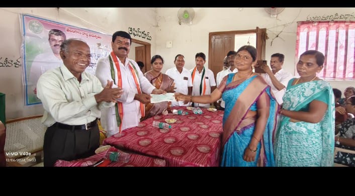 కళ్యాణ లక్ష్మి షాదీ ముబారక్ చెక్కులను లబ్ధిదారులకు అందజేసిన పినపాక ఎమ్మెల్యే పాయం వెంకటేశ్వర్లు