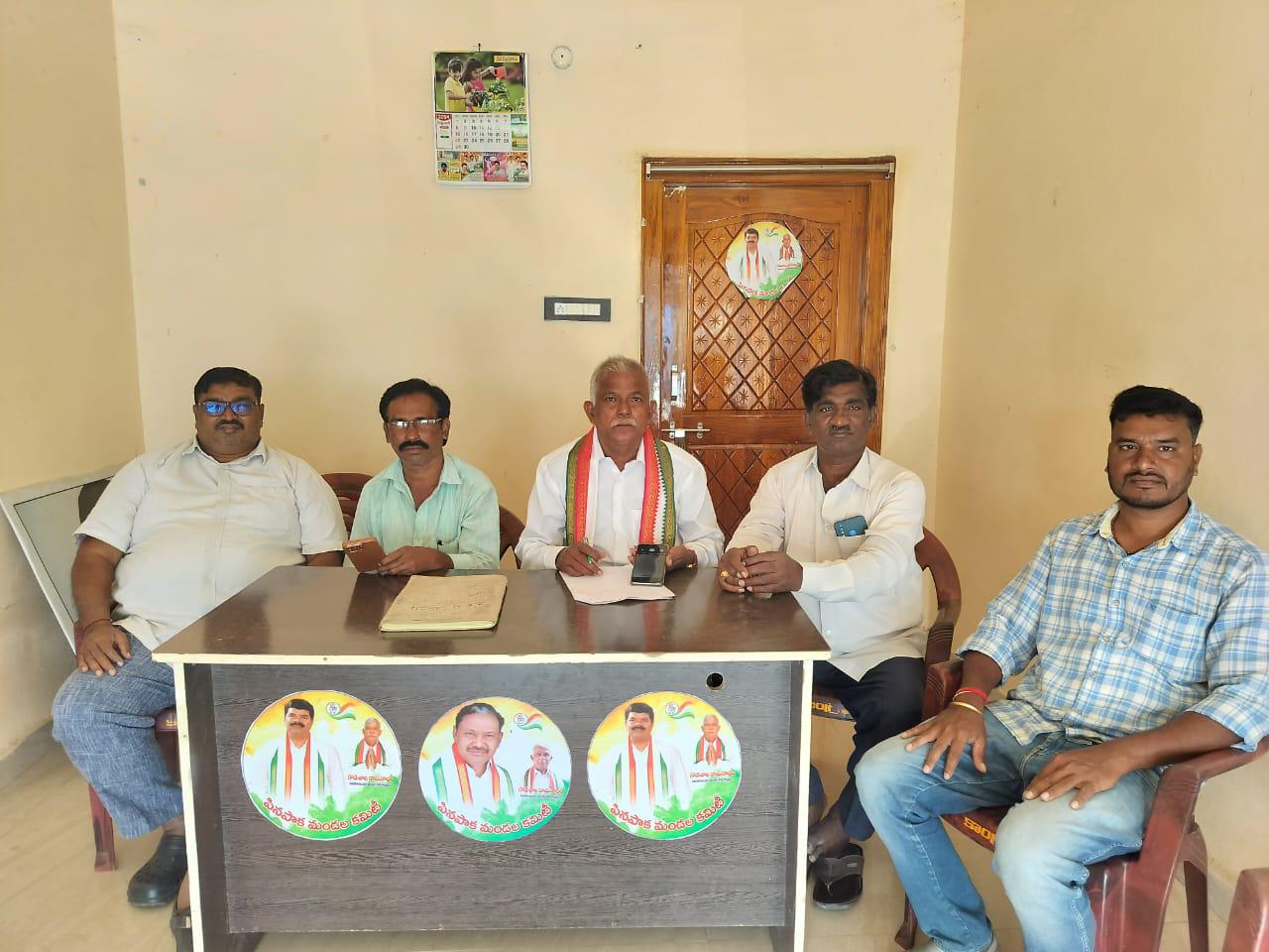 కేటీఆర్ మూర్ఖత్వపు భ్రమ మరో పాతికేళ్ళు కాంగ్రెస్ ప్రజాపాలన ప్రజలకు స్వర్ణయుగం పత్రిక సమావేశంలో పినపాక మండల అధ్యక్షులు గోడిశాల రామనాథం.