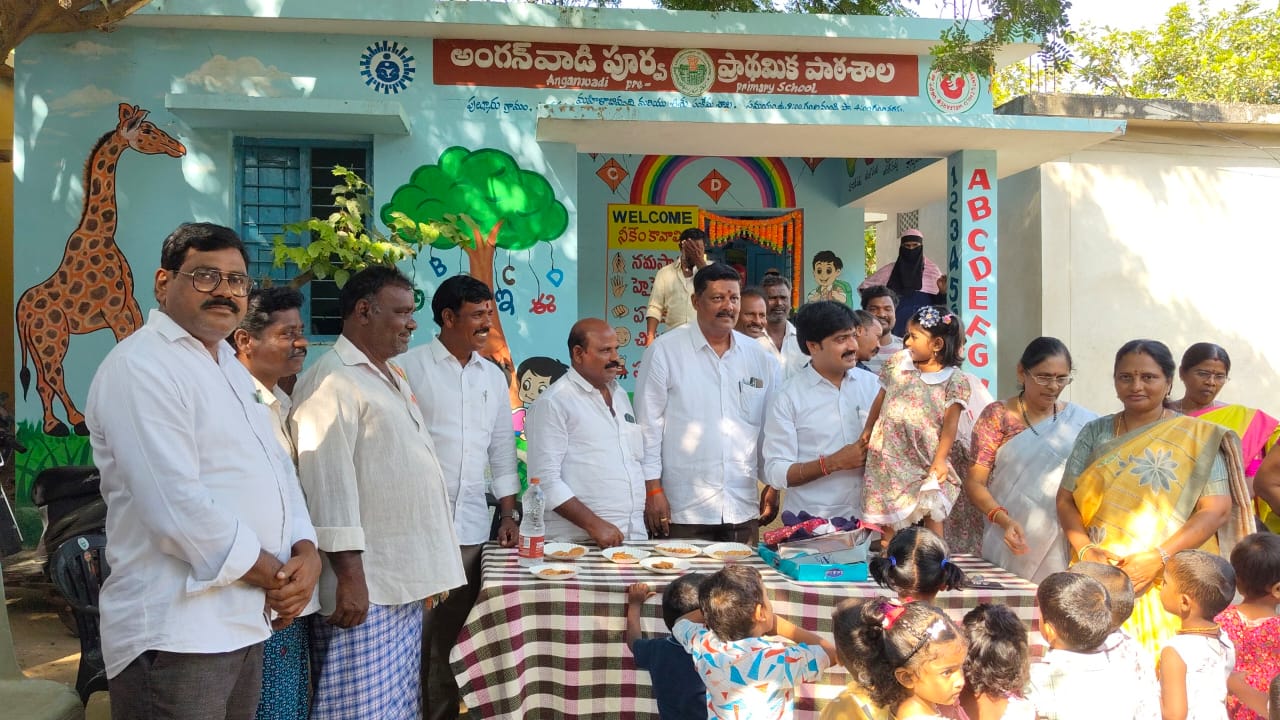 అంగన్ వాడి విద్యార్థులకు స్కూల్ యూనిఫామ్ పంపిణీ చేసినఅలంపూర్ ఎమ్మెల్యే విజయుడు