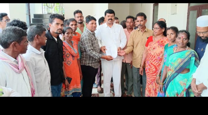 డబుల్ బెడ్ రూమ్ ఇండ్లు పూర్తి చేయండి ఎమ్మెల్యేకు వినతిపత్రం అందజేసిన బంగారుగూడెం గ్రామస్తులు