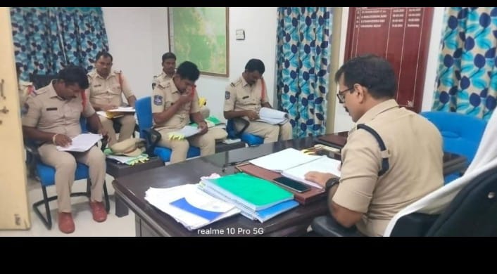 నెలవారి నేర సమీక్ష సమావేశం నిర్వహించిన డీఎస్పీ