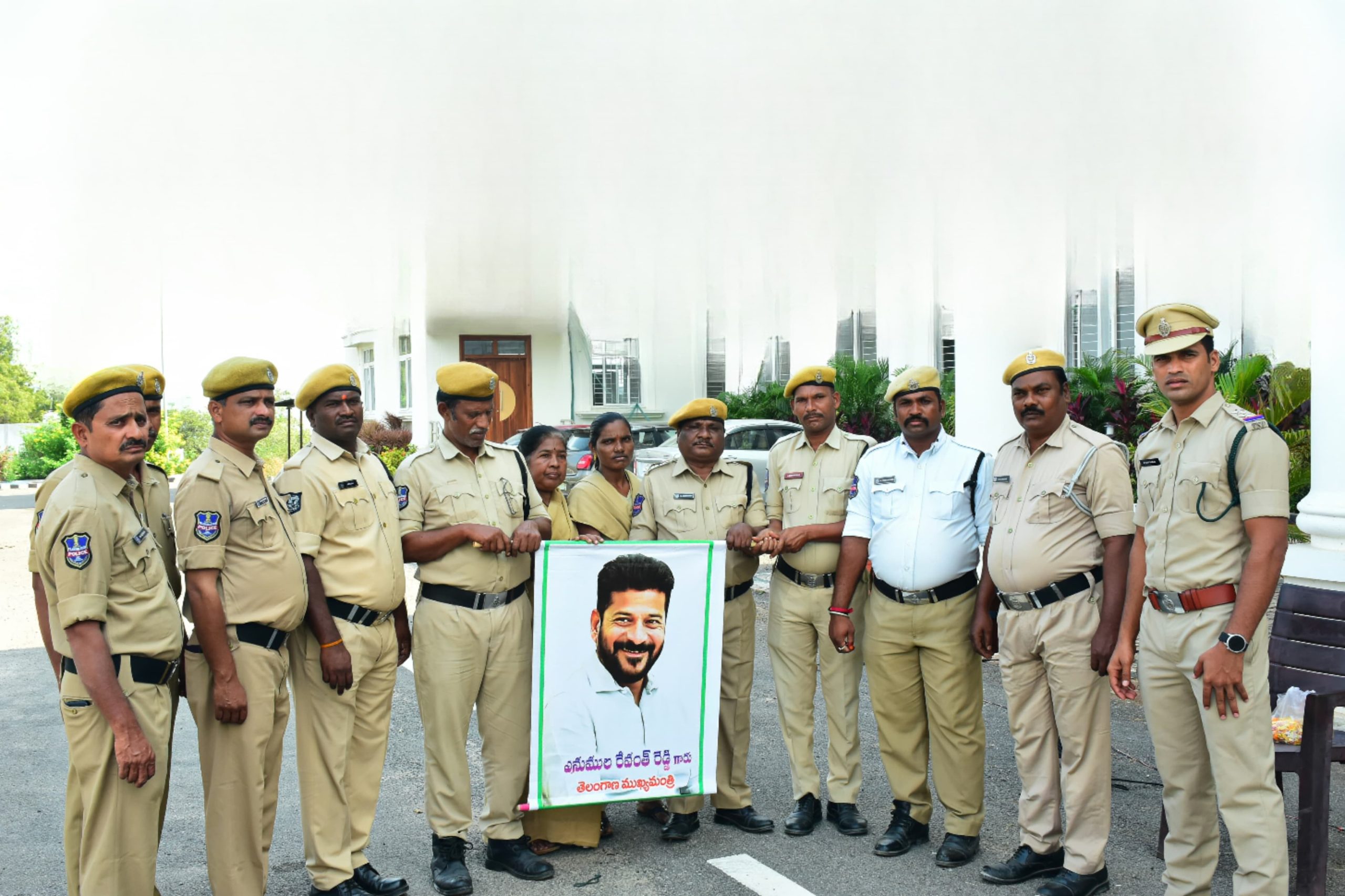 హోమ్ గార్డ్ ఆర్గనైజేషన్, జోగుళాంబ గద్వాల.గౌరవ ముఖ్యమంత్రి శ్రీ ఎ.రేవంత్ రెడ్డి చిత్రపటానికి పాలాభిషేకం చేసిన,గద్వాల జిల్లా