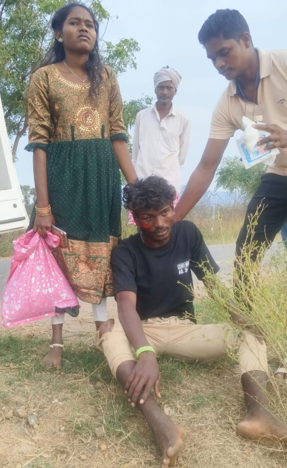 రోడ్డు ప్రమాదంలో యువకుడికి తీవ్ర గాయాలు