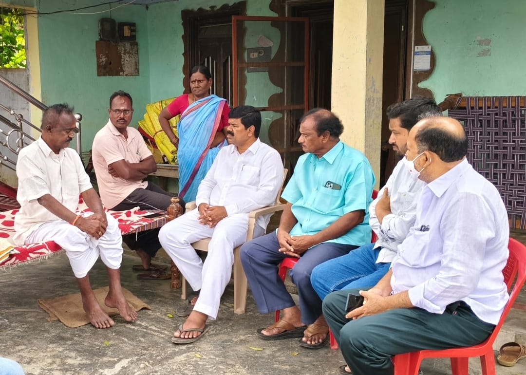అనారోగ్యంతో బాధపడుతున్న మంగి వీరయ్యని పరామర్శించిన పినపాక ఎమ్మెల్యే పాయం