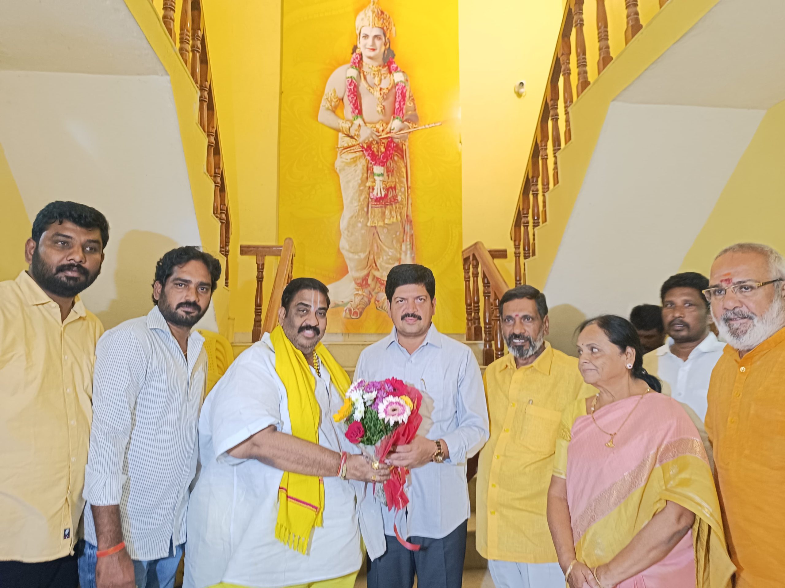 మంత్రి కొల్లు రవీంద్రను సన్మానించిన టౌన్ బ్యాంక్ మాజీ చైర్మన్ పులిగోరు మురళీ కృష్ణారెడ్డి