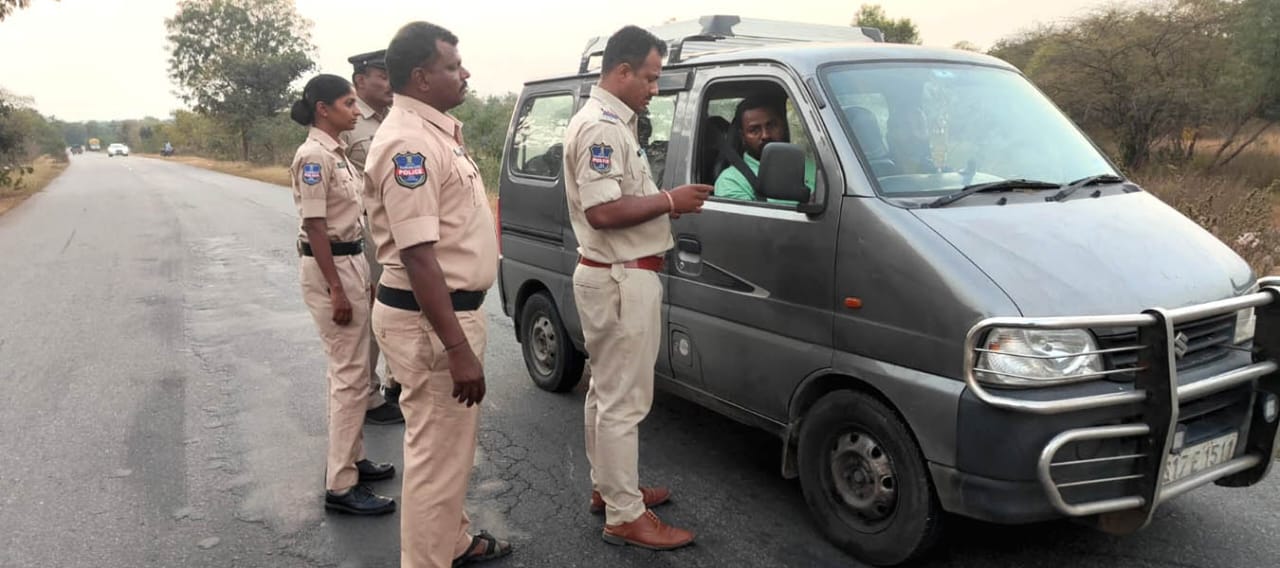 బైకు వాహనదారులకు హెల్మెట్ తప్పనిసరి.. నిజాంసాగర్ ఎస్ ఐ శివకుమార్