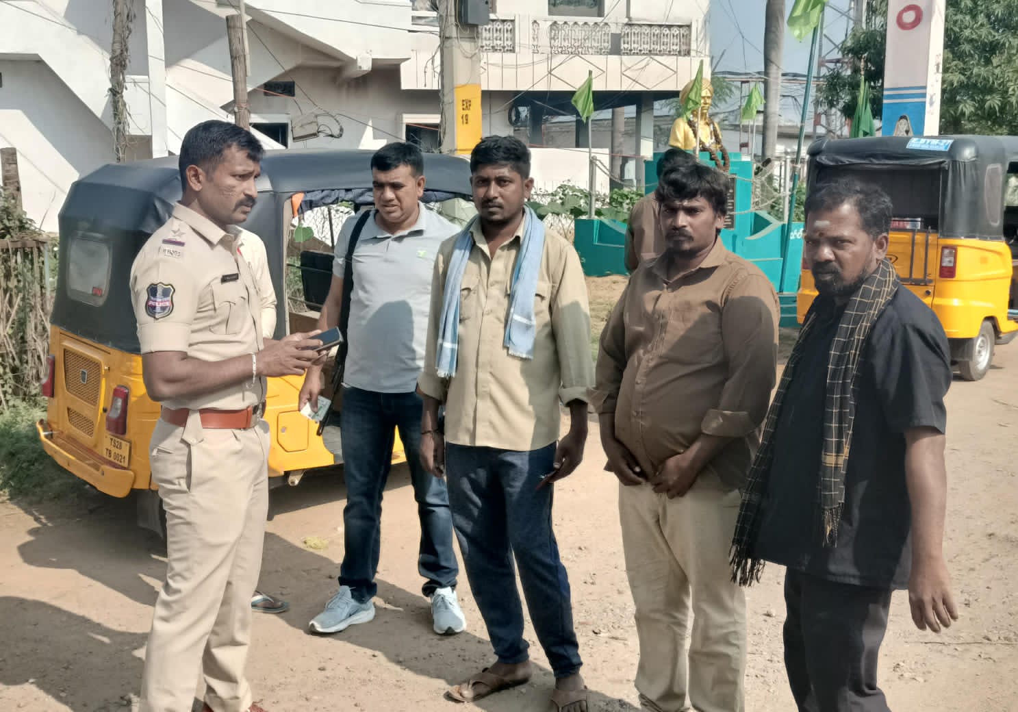 వాహనదారులు సరైన ధ్రువపత్రాలు కలిగి ఉండాలి ఎస్ఐ రాజ్ కుమార్