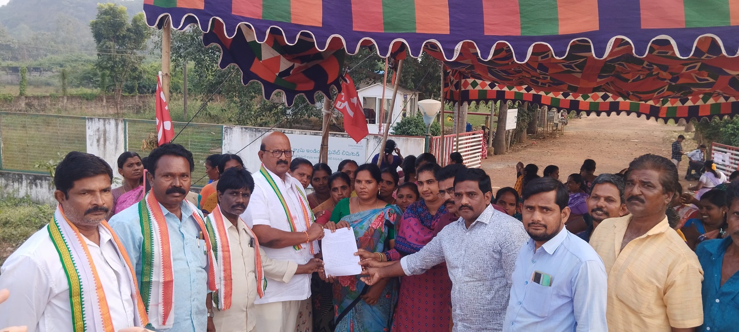జీడిపిక్కల కార్మికులకు పలువురి మద్దతు