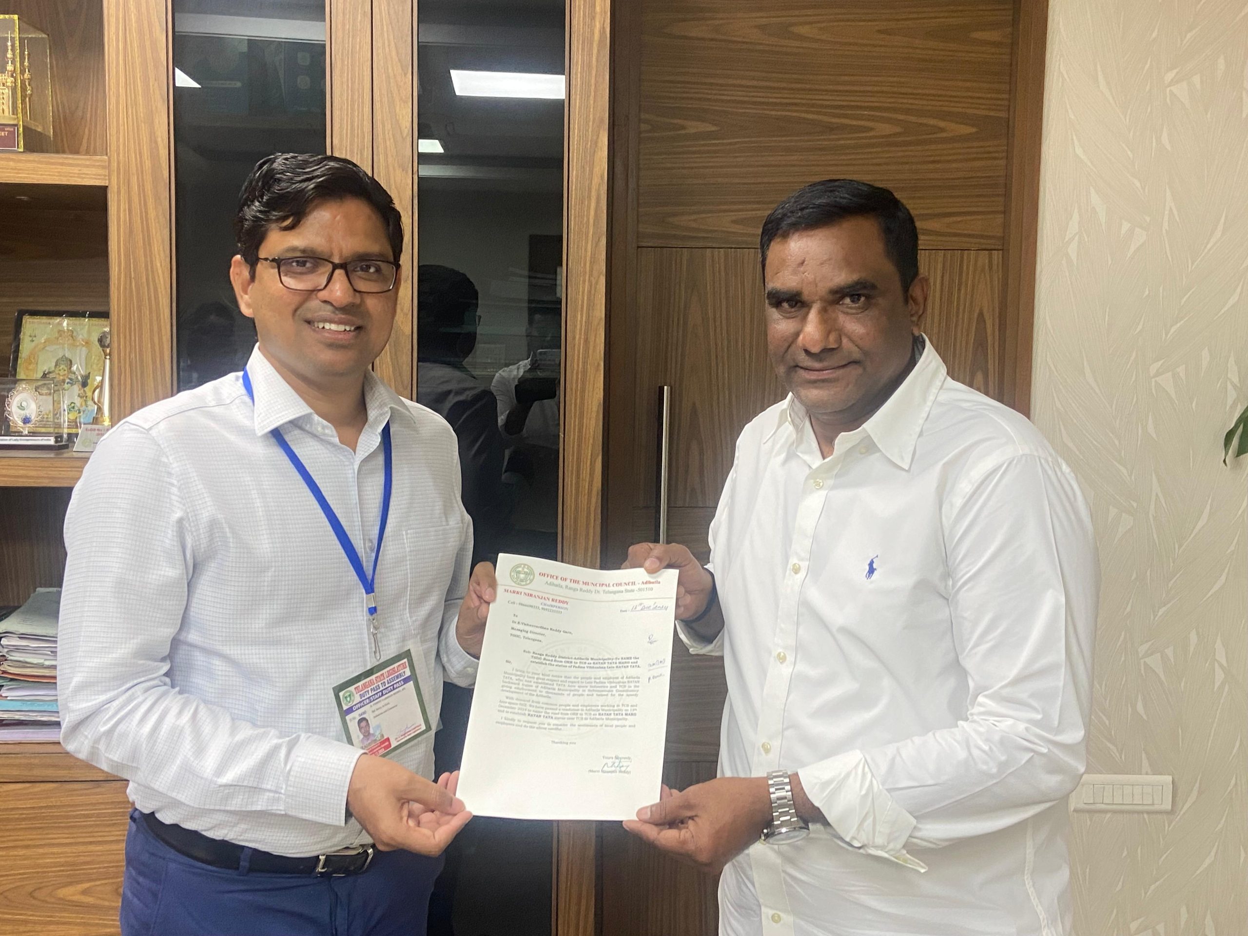టీజిఐఐసి ఎండీ డా.విష్ణువర్ధన్ రెడ్డికి వినతిపత్రం అందజేసిన ఆదిభట్ల మున్సిపాలిటీ చైర్మన్ మర్రి నిరంజన్ రెడ్డి రతన్ టాటా కాంస్య విగ్రహాన్ని ఏర్పాటు చేయాలి